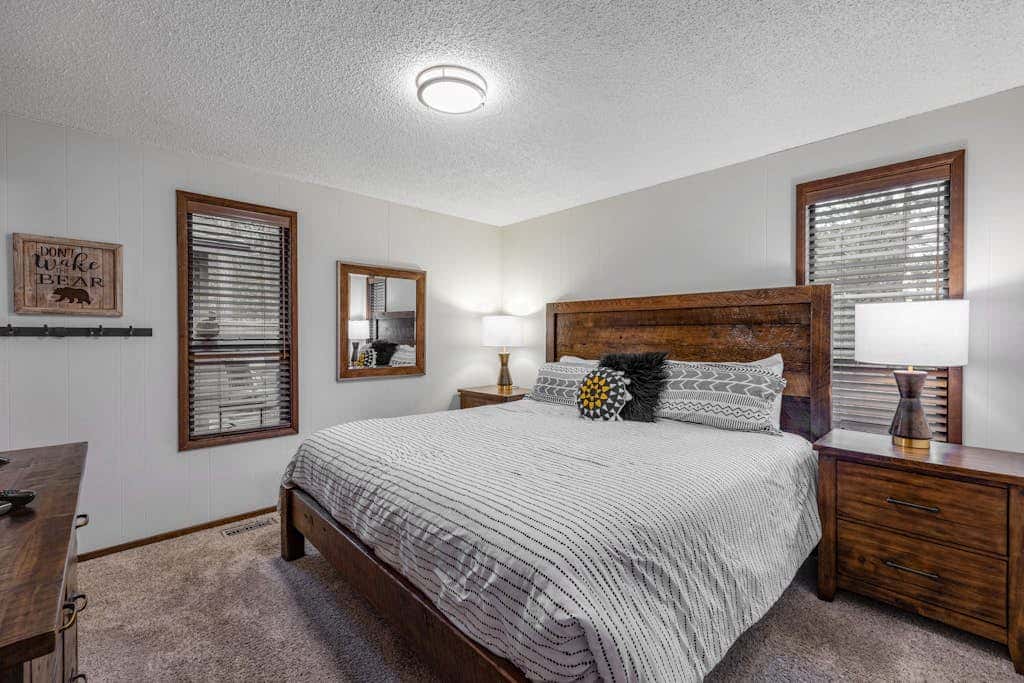 Comfortable remodeled cabin with entertainment & shared pool - 6 SHARC passes