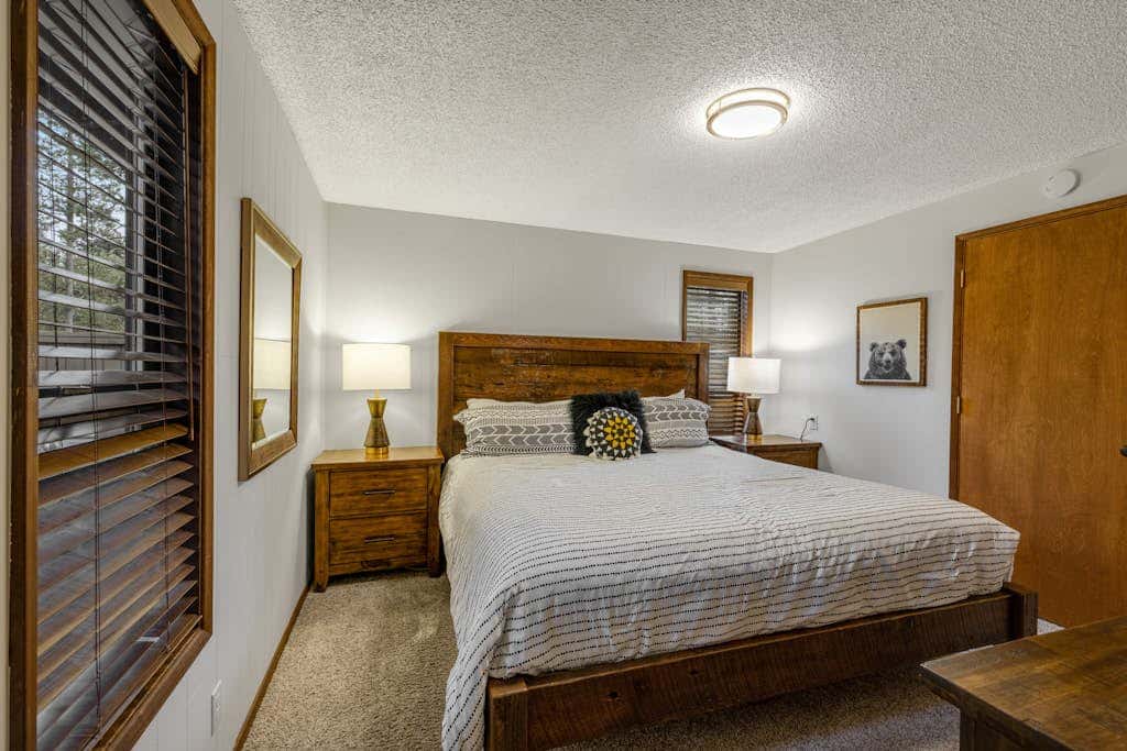 Comfortable remodeled cabin with entertainment & shared pool - 6 SHARC passes