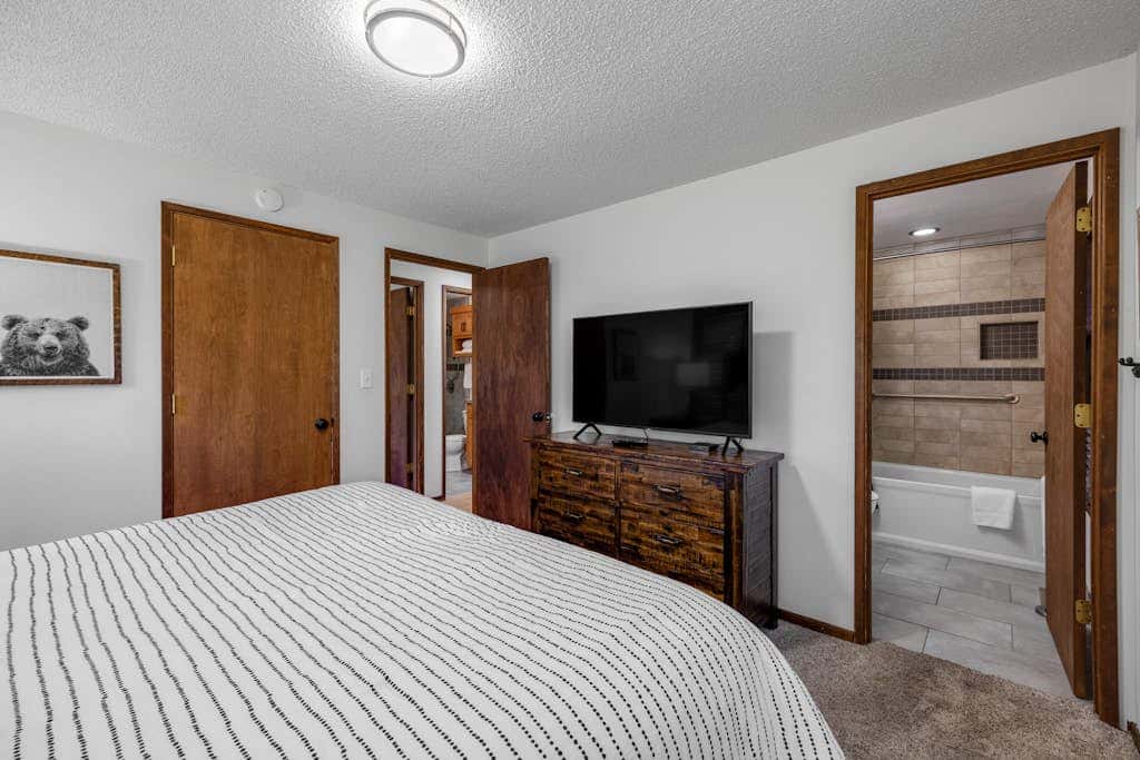 Comfortable remodeled cabin with entertainment & shared pool - 6 SHARC passes
