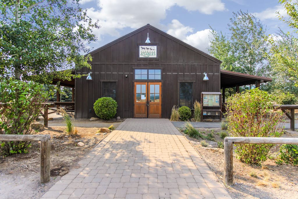 Comfortable remodeled cabin with entertainment & shared pool - 6 SHARC passes