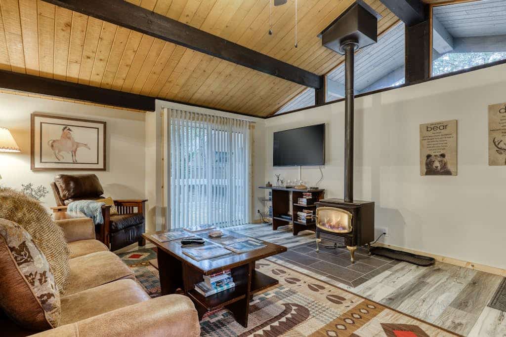 Remodeled home with hot tub, SHARC passes, & close to Sunriver Village - dogs OK