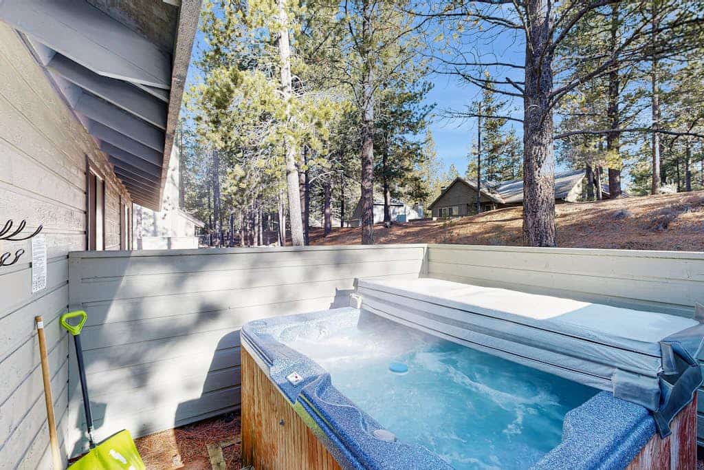 Beautiful updated home, SHARC passes included, with bikes, hot tub, central AC