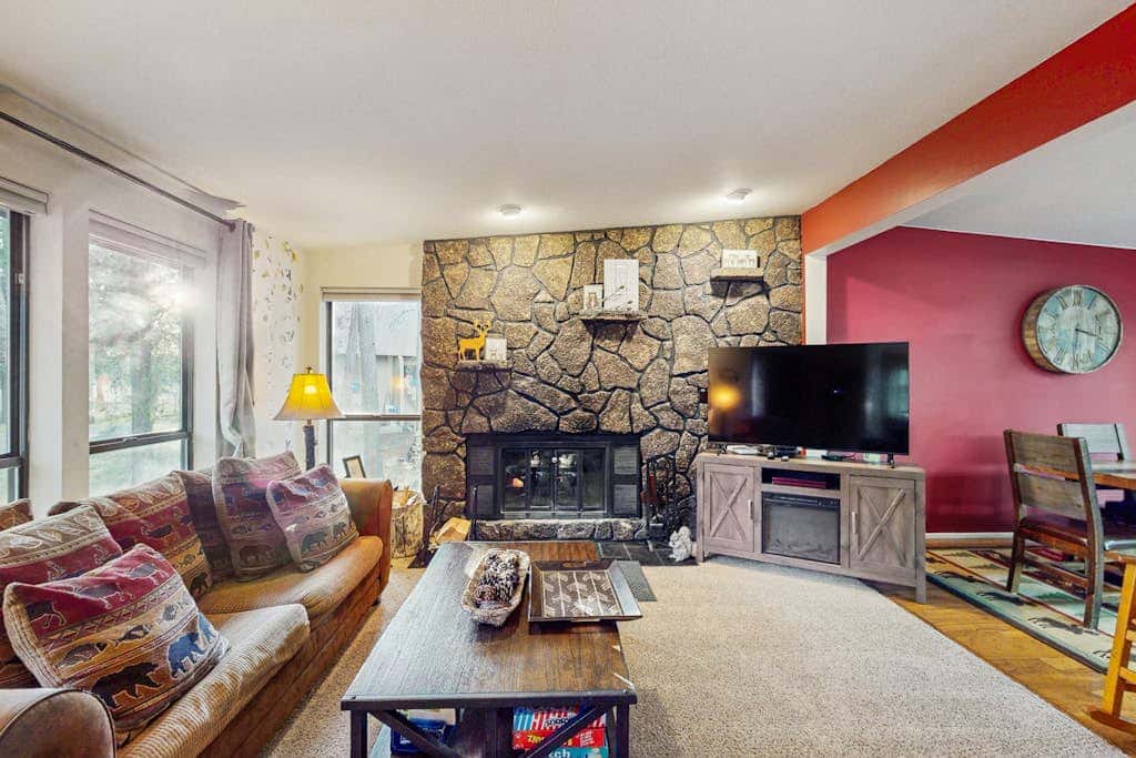 Family friendly home with private hot tub, pool table, ping pong & SHARC amenities