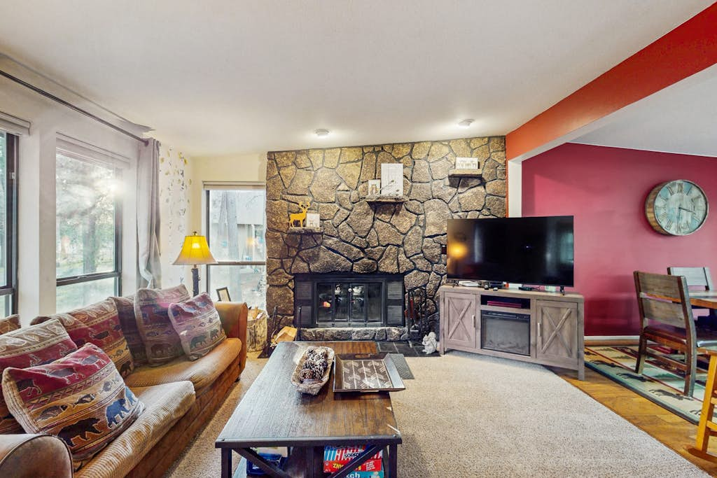 Family friendly home with private hot tub, pool table, ping pong & SHARC amenities