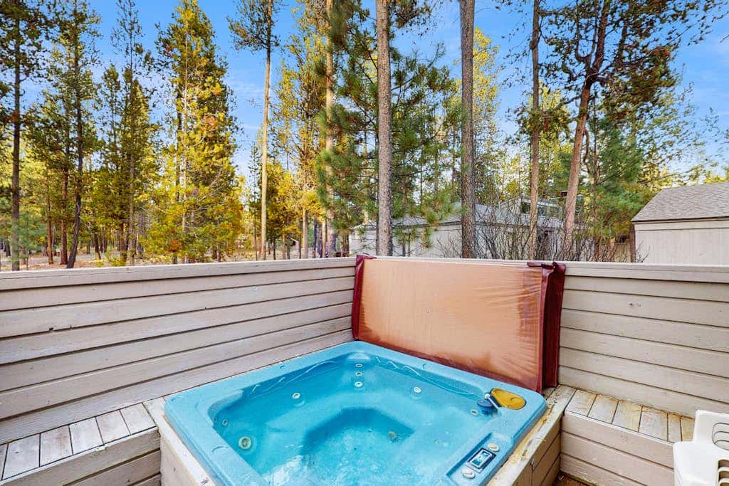 Family friendly home with private hot tub, pool table, ping pong & SHARC amenities