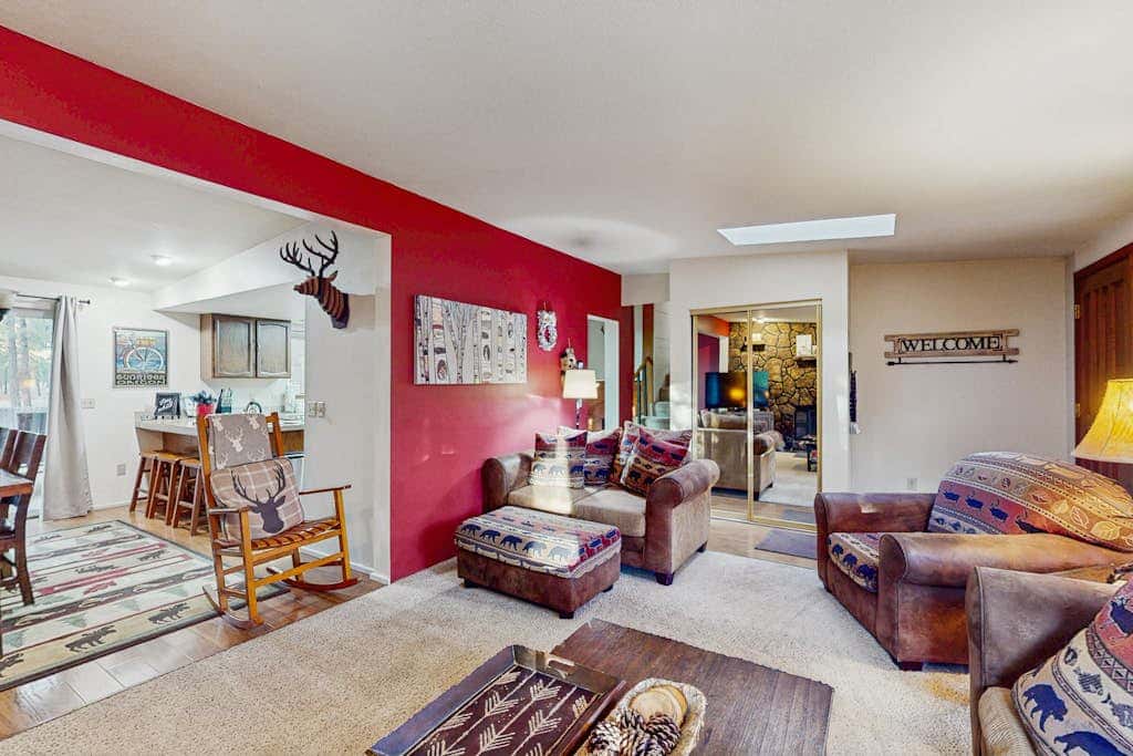 Family friendly home with private hot tub, pool table, ping pong & SHARC amenities