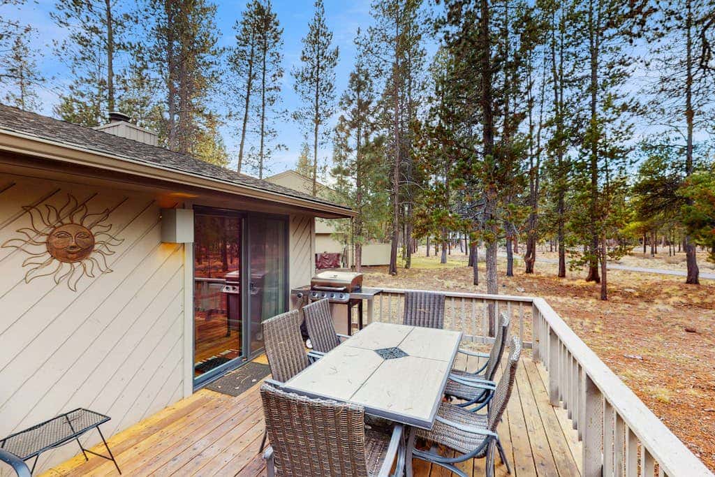 Family friendly home with private hot tub, pool table, ping pong & SHARC amenities