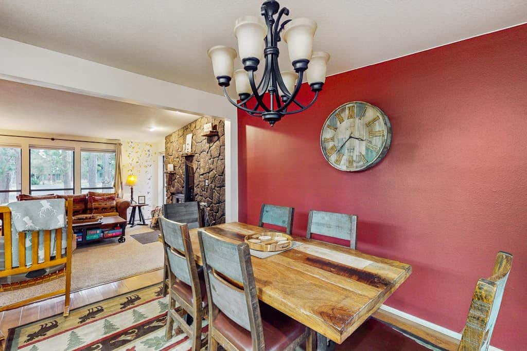 Family friendly home with private hot tub, pool table, ping pong & SHARC amenities
