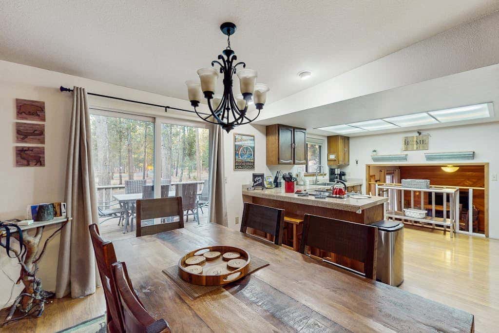 Family friendly home with private hot tub, pool table, ping pong & SHARC amenities