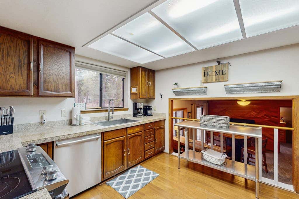 Family friendly home with private hot tub, pool table, ping pong & SHARC amenities