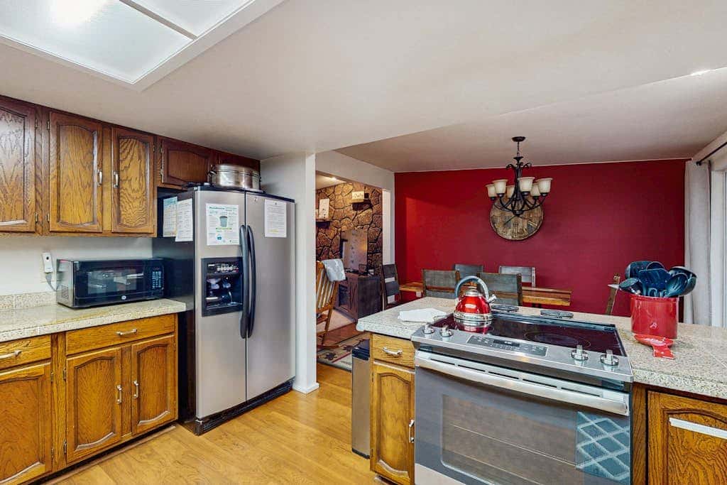 Family friendly home with private hot tub, pool table, ping pong & SHARC amenities