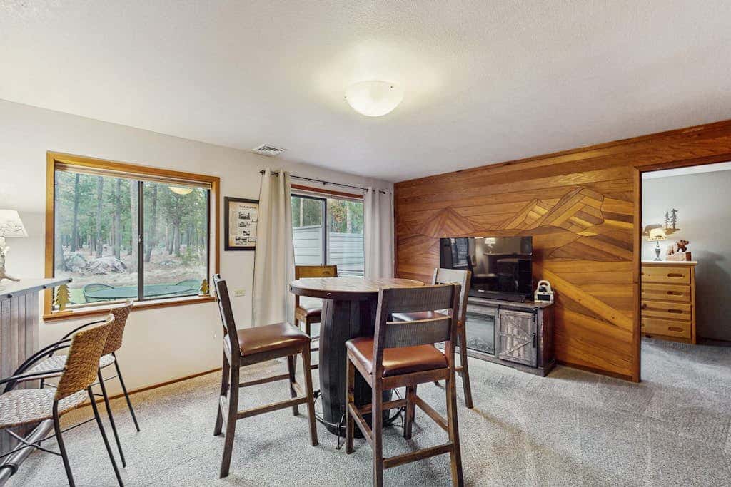 Family friendly home with private hot tub, pool table, ping pong & SHARC amenities
