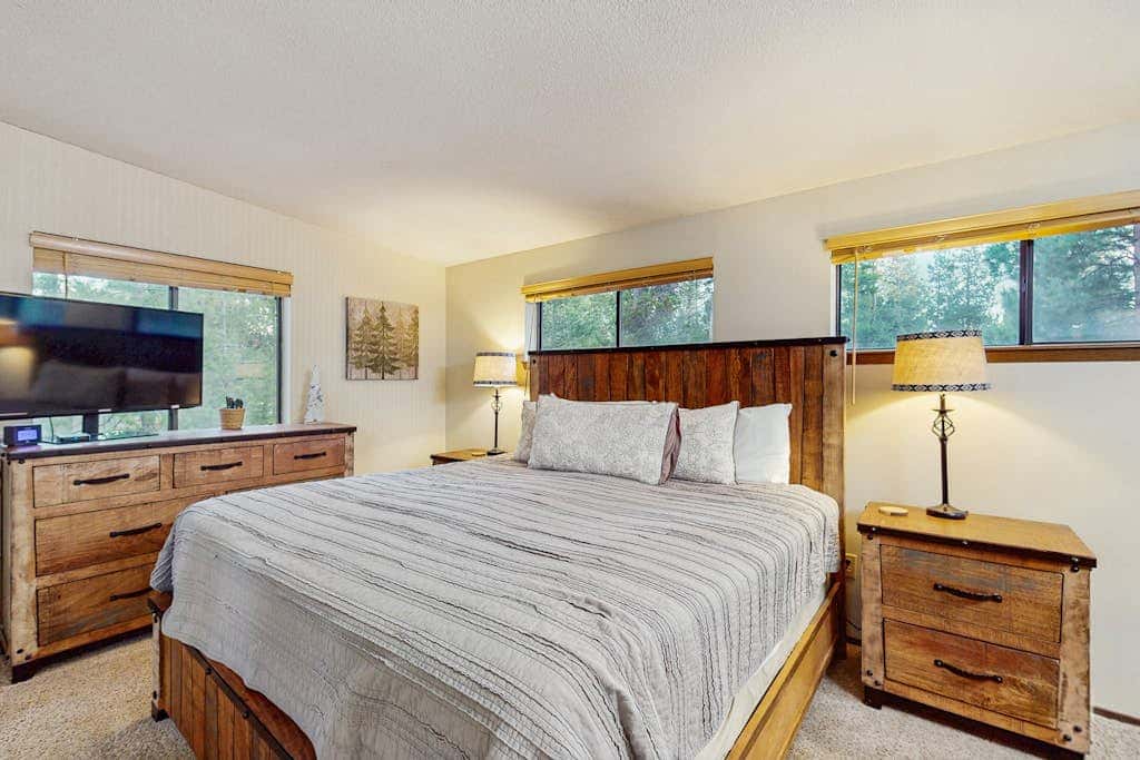 Family friendly home with private hot tub, pool table, ping pong & SHARC amenities