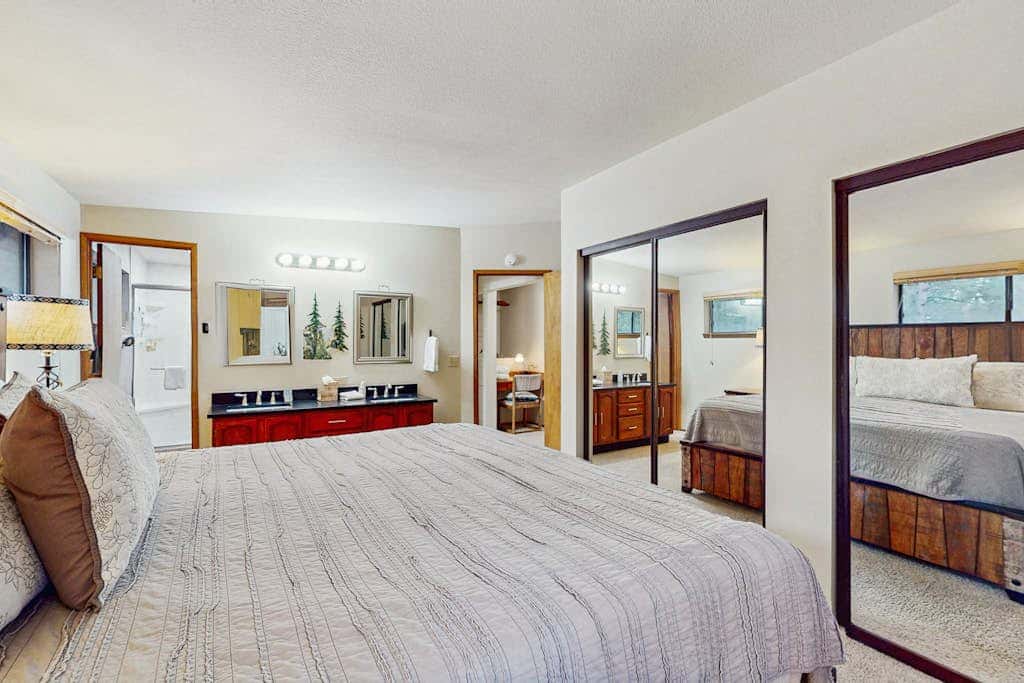 Family friendly home with private hot tub, pool table, ping pong & SHARC amenities