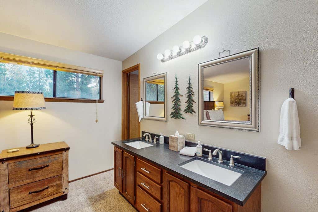 Family friendly home with private hot tub, pool table, ping pong & SHARC amenities