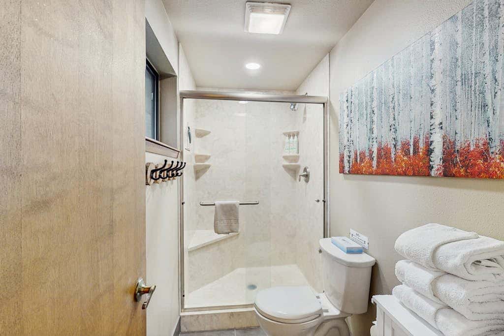 Family friendly home with private hot tub, pool table, ping pong & SHARC amenities
