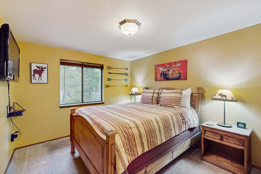 Family friendly home with private hot tub, pool table, ping pong & SHARC amenities