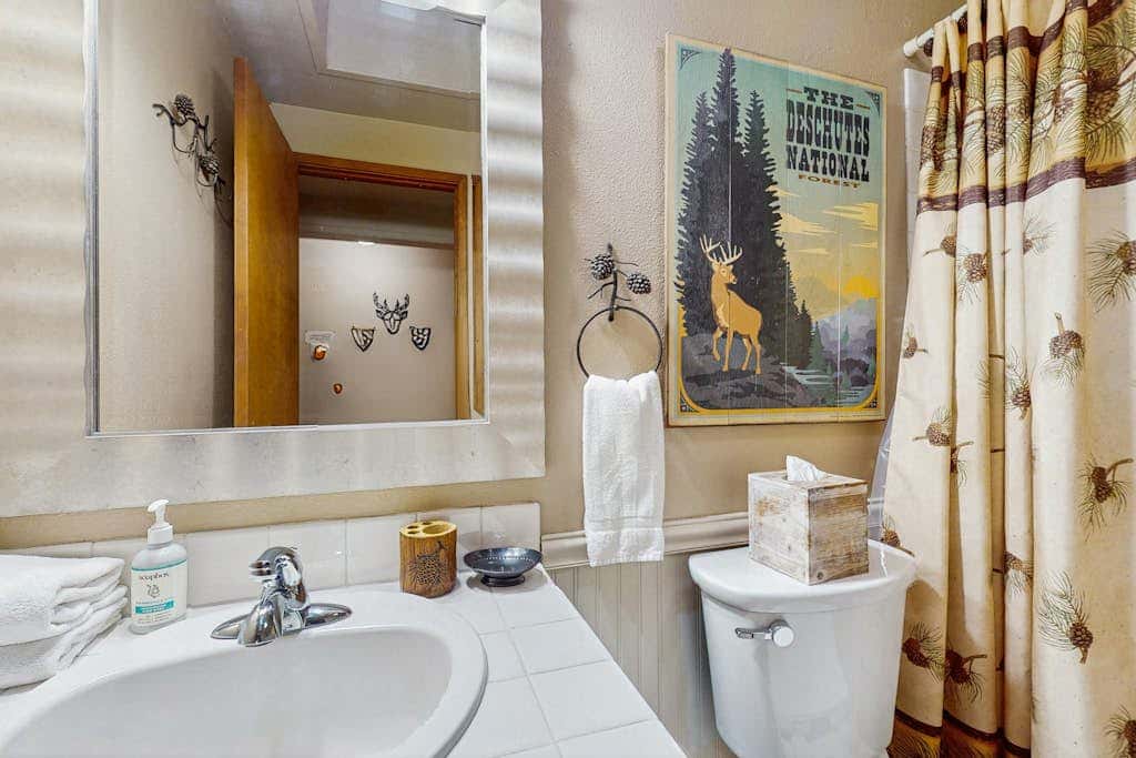 Family friendly home with private hot tub, pool table, ping pong & SHARC amenities
