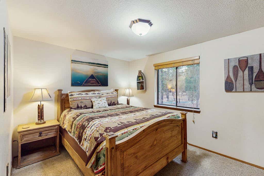 Family friendly home with private hot tub, pool table, ping pong & SHARC amenities