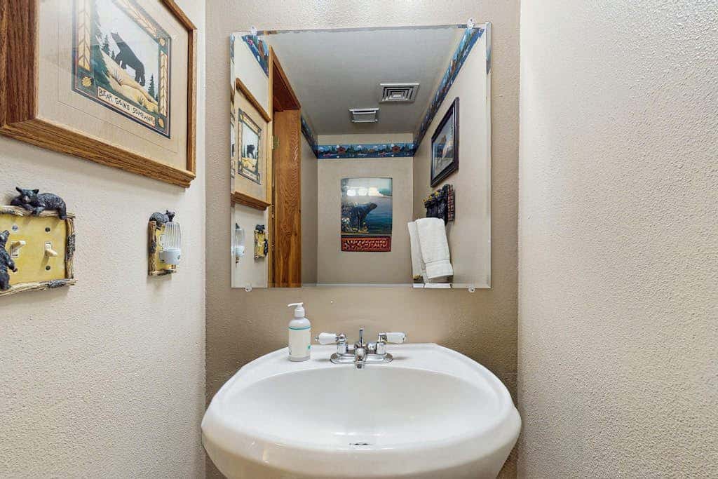 Family friendly home with private hot tub, pool table, ping pong & SHARC amenities