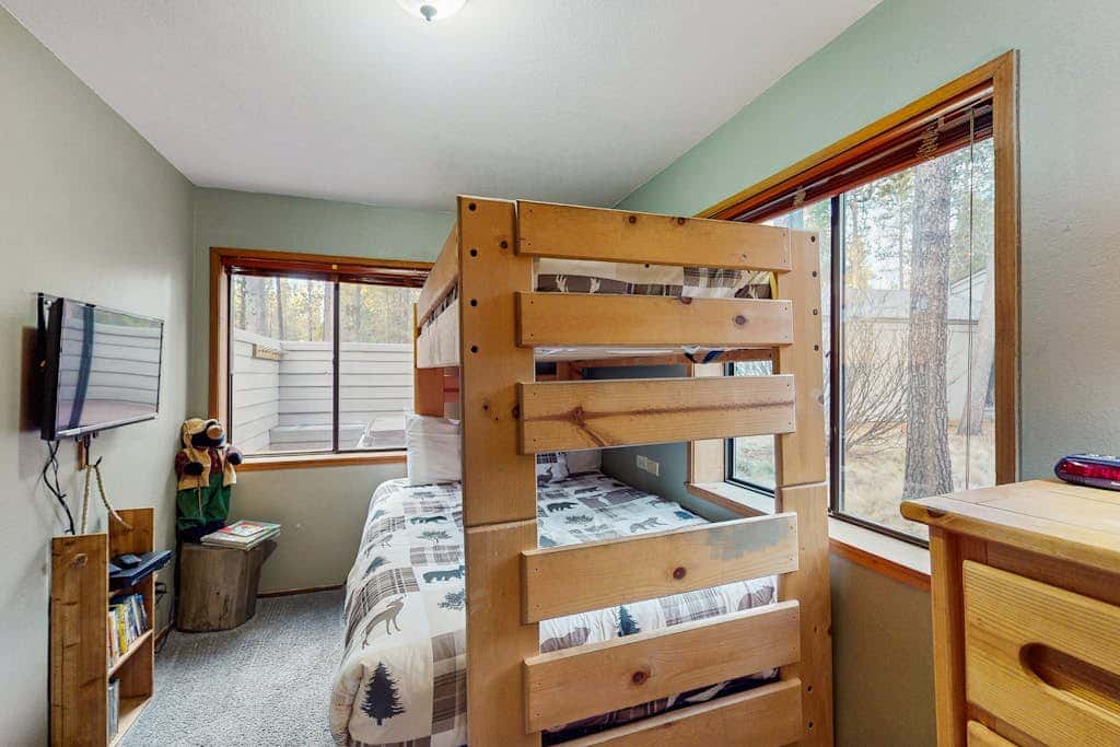 Family friendly home with private hot tub, pool table, ping pong & SHARC amenities
