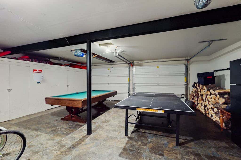Family friendly home with private hot tub, pool table, ping pong & SHARC amenities