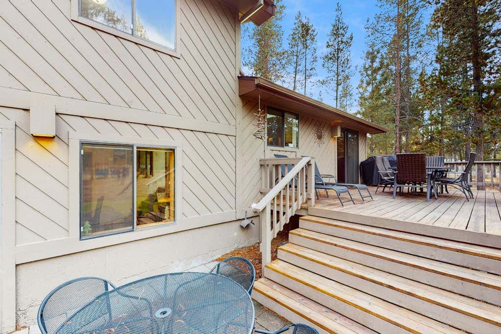 Family friendly home with private hot tub, pool table, ping pong & SHARC amenities