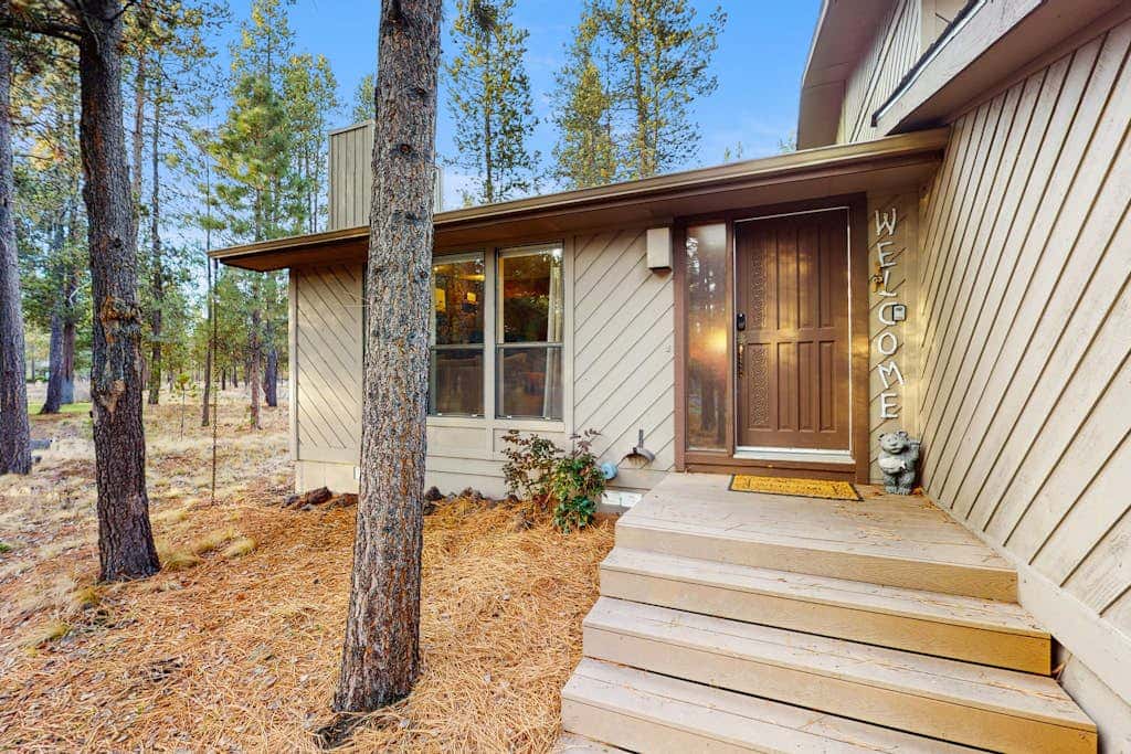 Family friendly home with private hot tub, pool table, ping pong & SHARC amenities