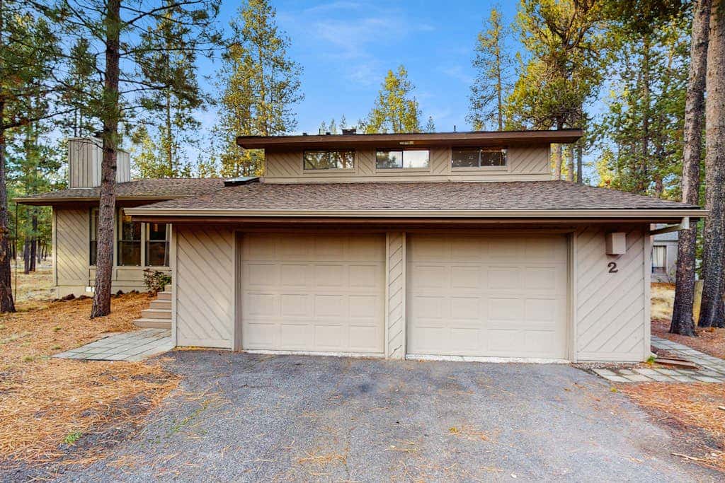 Family friendly home with private hot tub, pool table, ping pong & SHARC amenities