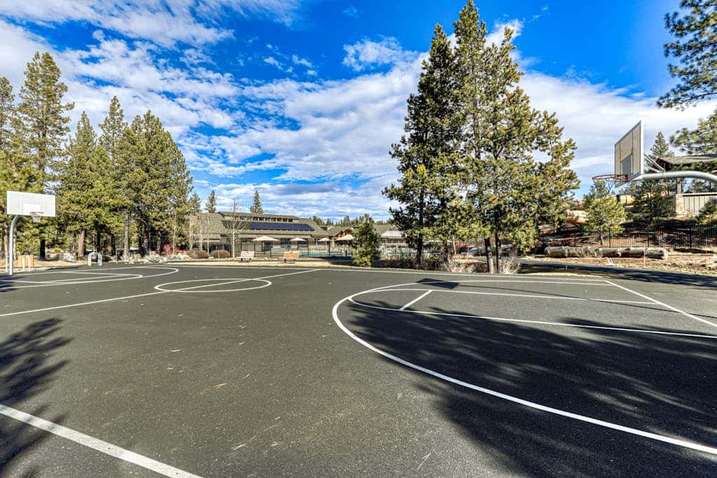 Family friendly home with private hot tub, pool table, ping pong & SHARC amenities