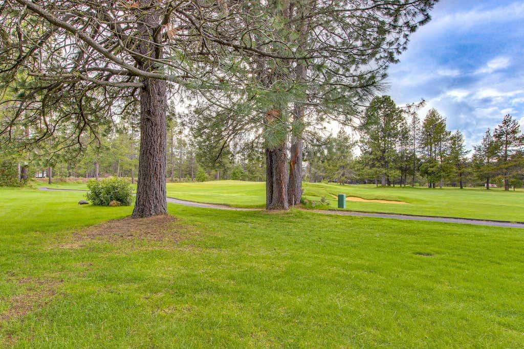 Family friendly home with private hot tub, pool table, ping pong & SHARC amenities