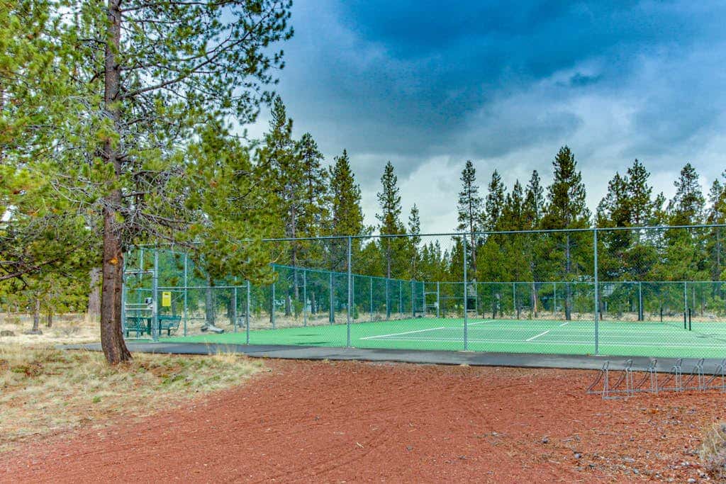 Family friendly home with private hot tub, pool table, ping pong & SHARC amenities