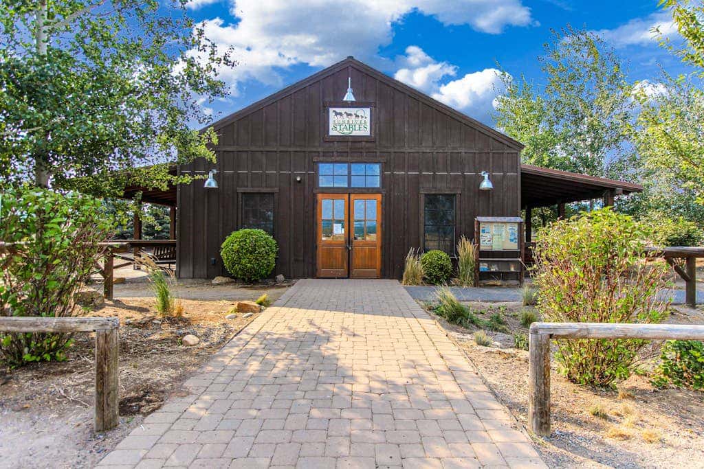 Family friendly home with private hot tub, pool table, ping pong & SHARC amenities