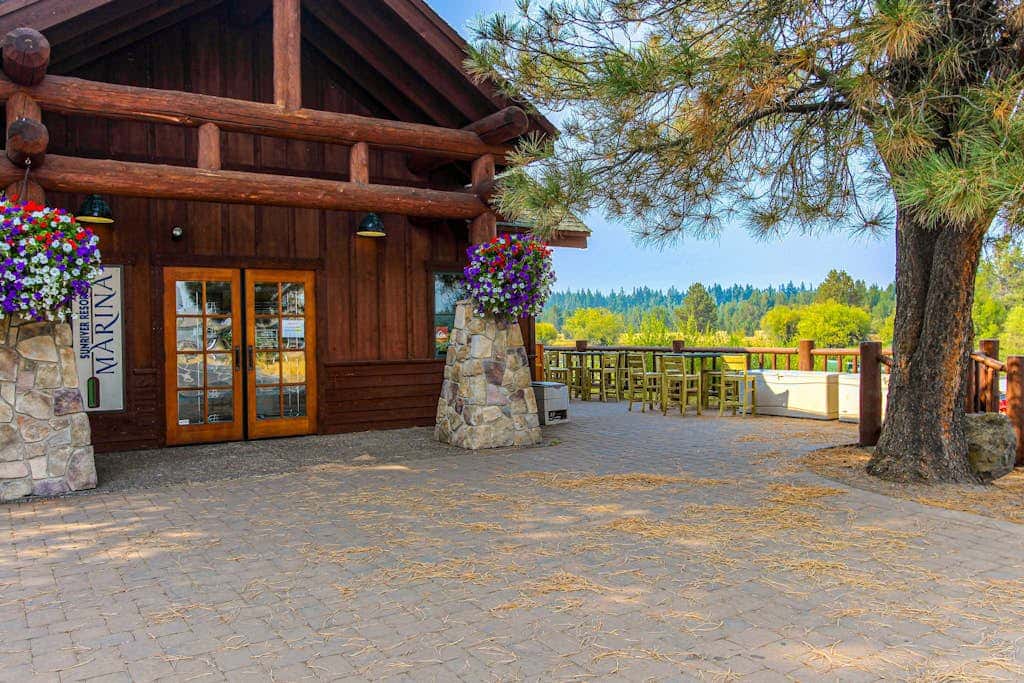 Family friendly home with private hot tub, pool table, ping pong & SHARC amenities