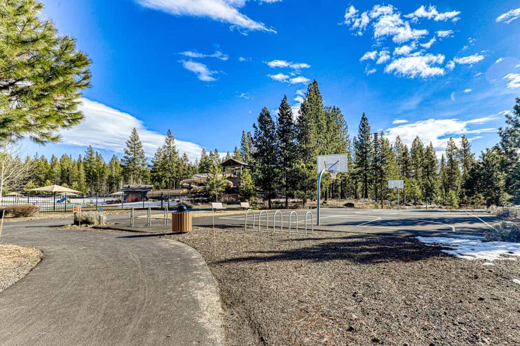 Family friendly home with private hot tub, pool table, ping pong & SHARC amenities