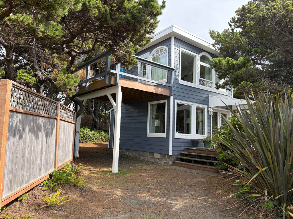 Dog-Friendly Getaway with Outdoor Firepit & Balcony - Steps from Beach Access
