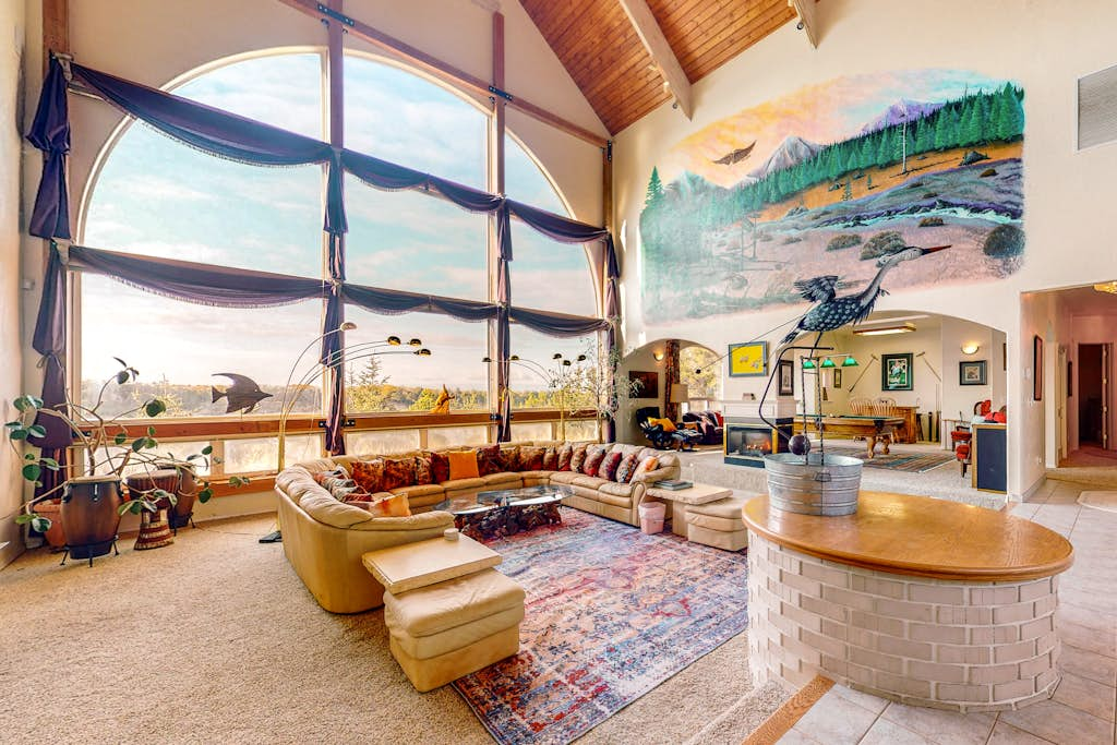 Stunning Spacious Riverfront House with Private Sauna