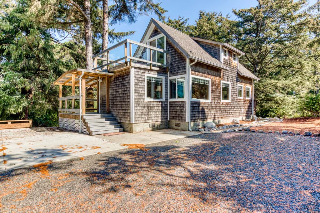 Dog-friendly house near the beach with ocean view and private gas grill