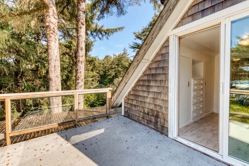 Dog-friendly house near the beach with ocean view and private gas grill