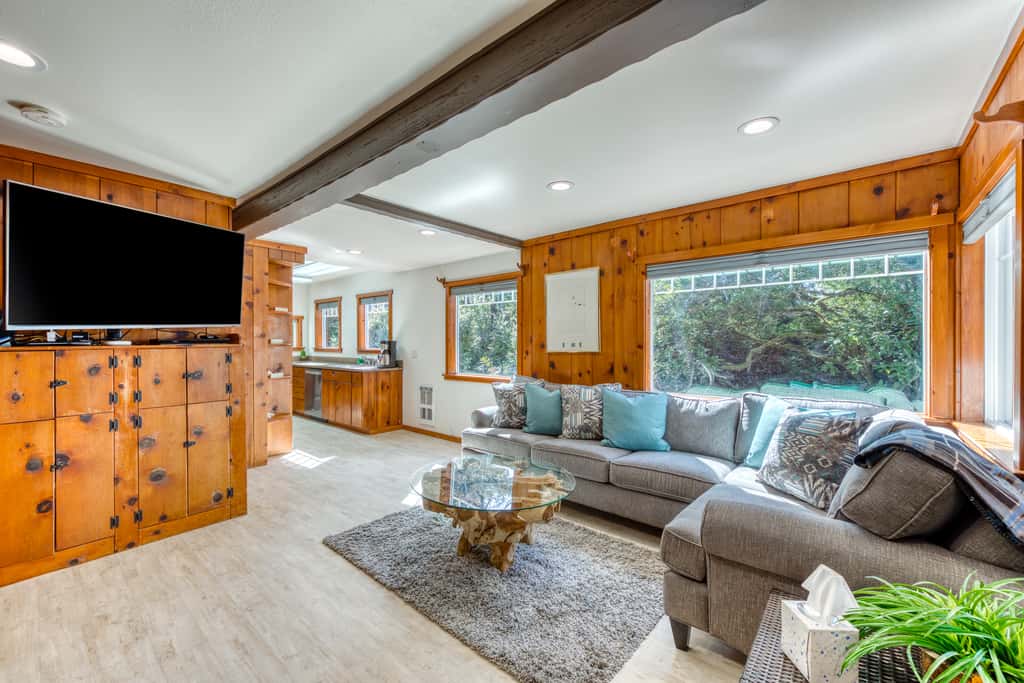Dog-friendly house near the beach with ocean view and private gas grill