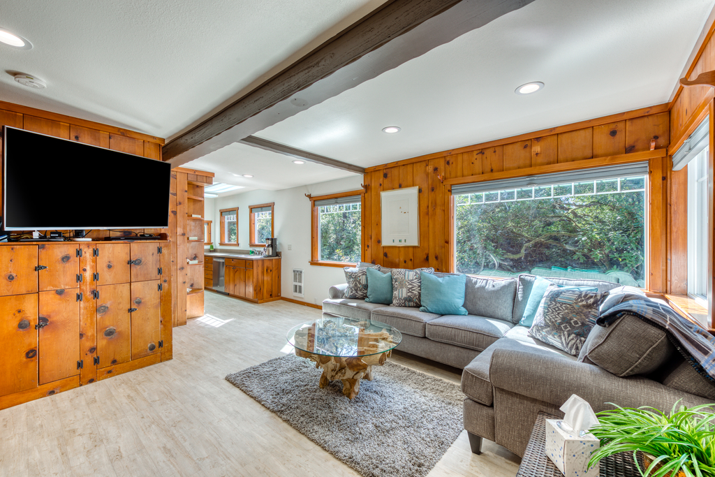 Dog-friendly house near the beach with ocean view and private gas grill