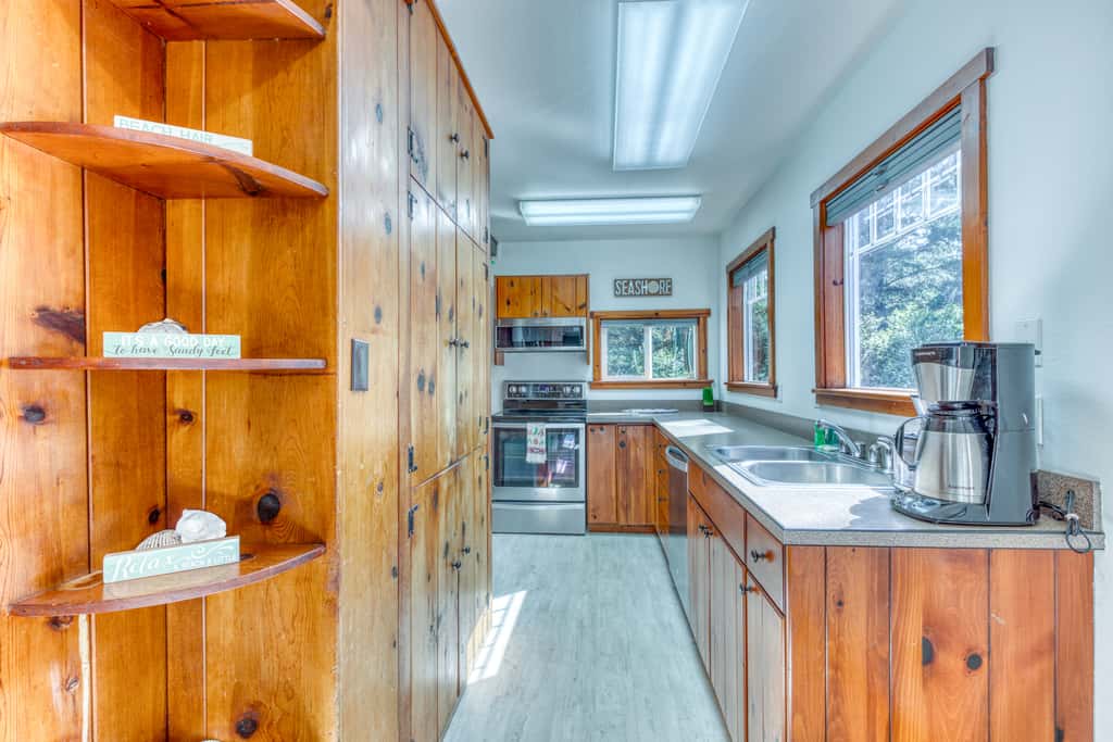 Dog-friendly house near the beach with ocean view and private gas grill