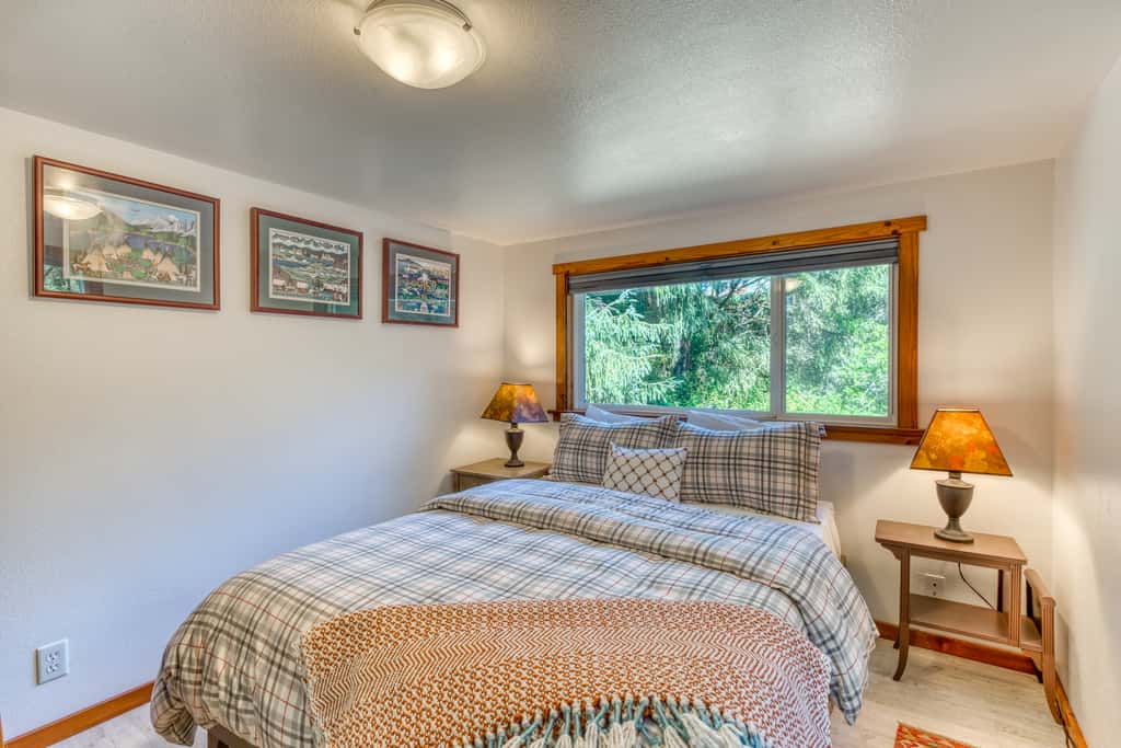 Dog-friendly house near the beach with ocean view and private gas grill