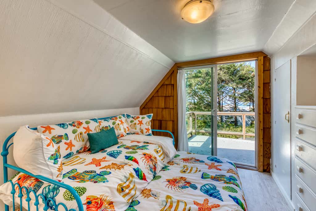 Dog-friendly house near the beach with ocean view and private gas grill