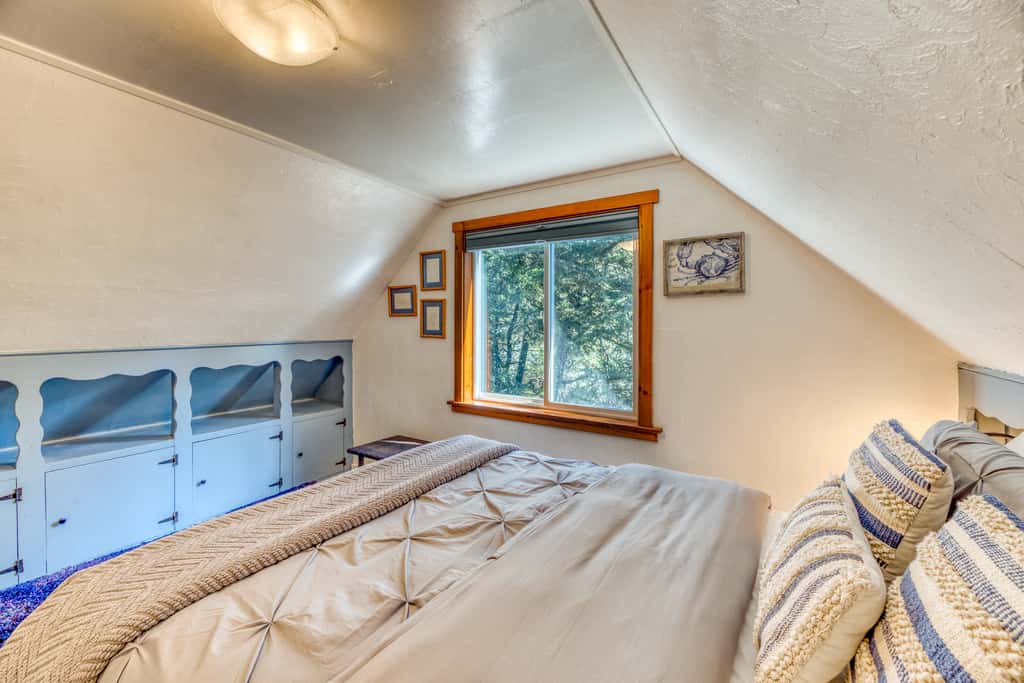 Dog-friendly house near the beach with ocean view and private gas grill