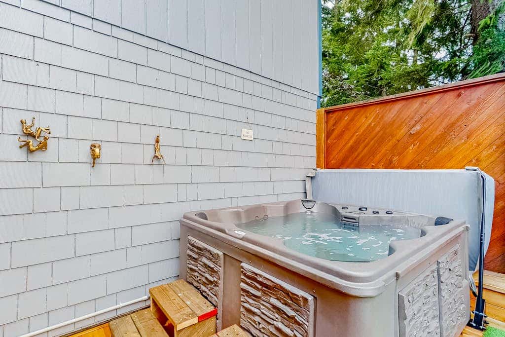 Lakefront dream with private hot tub, dock, kayaks, pedal boat & amazing views