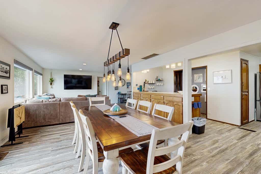 Lakefront dream with private hot tub, dock, kayaks, pedal boat & amazing views