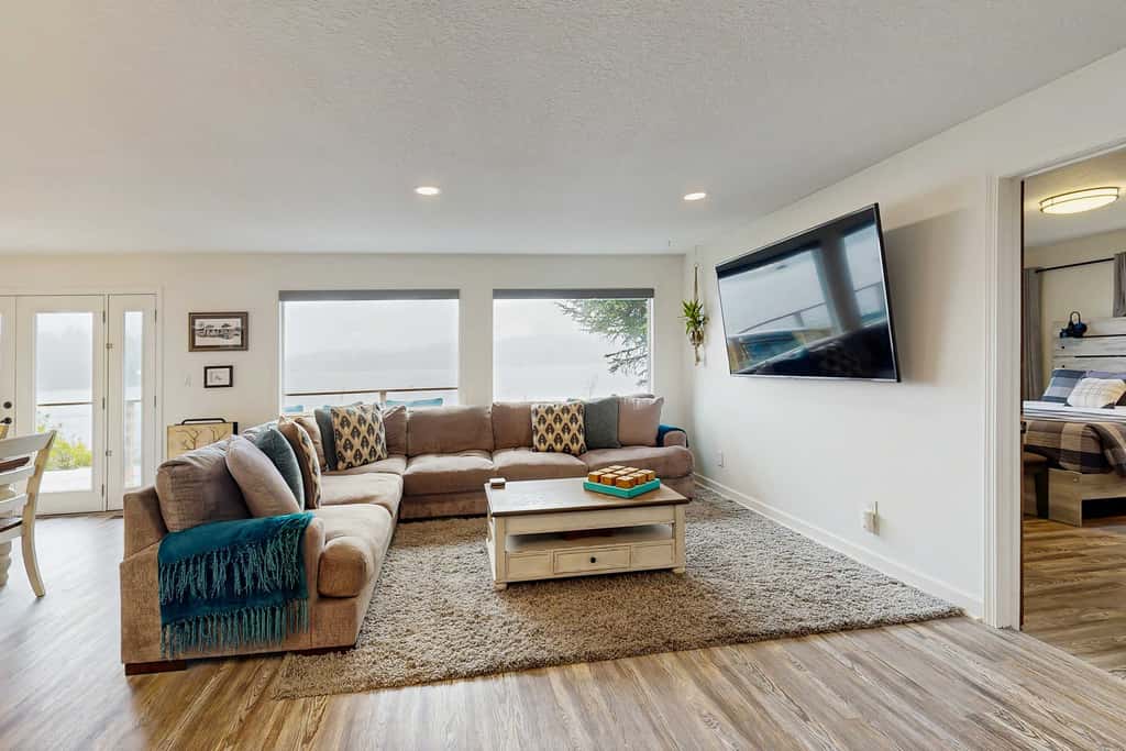 Lakefront dream with private hot tub, dock, kayaks, pedal boat & amazing views