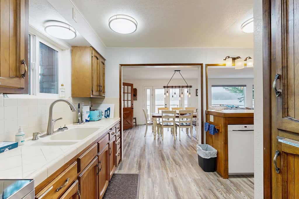 Lakefront dream with private hot tub, dock, kayaks, pedal boat & amazing views