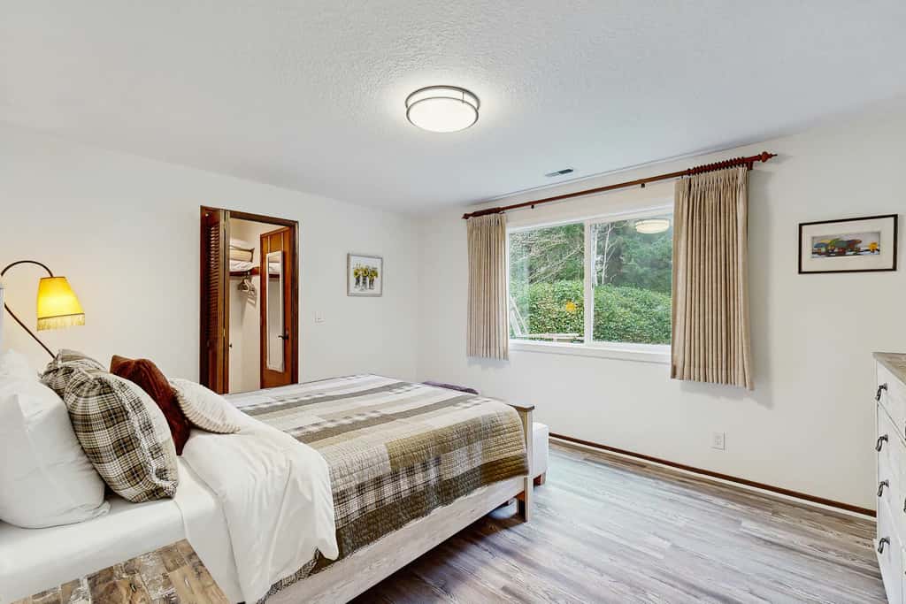 Lakefront dream with private hot tub, dock, kayaks, pedal boat & amazing views